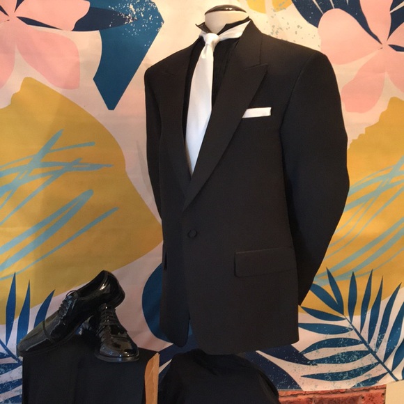 Adolfo Tuxedo Coat - Picture 13 of 17